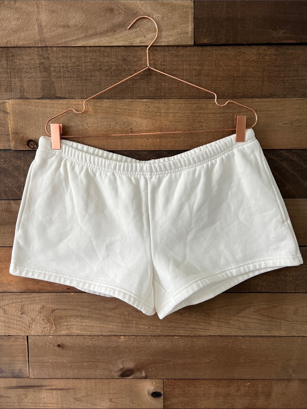 Aritzia Women's Boyfriend Fit Sweatfleece Cozy Fleece Micro Short in White Large